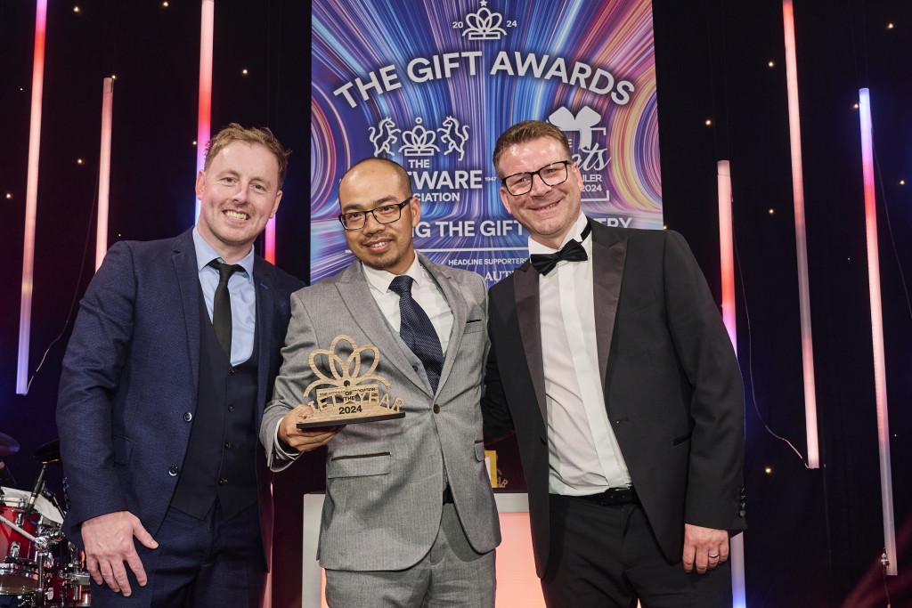 Above: Ginko Design’s Paul Sun, managing director and head of design, was presented with the Gift of the Year’s Best Contemporary Gift category trophy by Bhavika Pattni, head of growth, Spring & Autumn Fair. The category sponsor was Spring Fair.