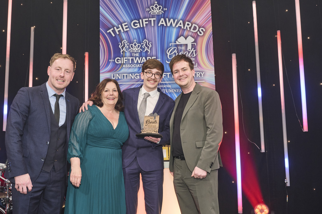 Above: Mark Callaby, managing director and co-owner of category sponsor Ohh Deer, presented the Greats trophy to Artichoke’s Celina and Patrick Eason.