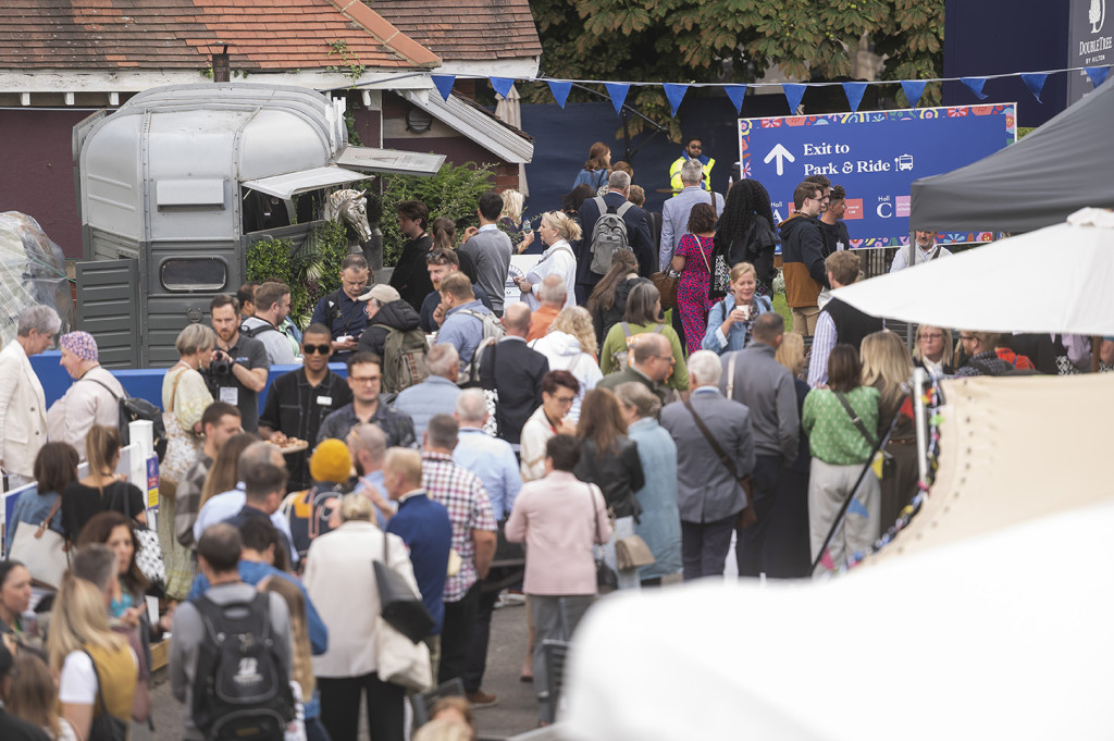 Above: Networking at the Sundowners which this year is being sponsored by Progressive Gifts & Home magazine.